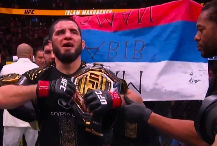 Bendera Rusia Terbalik Warnai Selebrasi Islam Makhachev di UFC 330