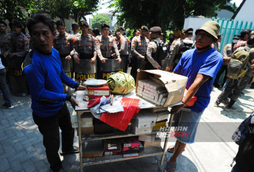 Petugas angkut eksekusi melakukan proses pengosongan bangunan di jalan Gading Pantai II/12 Surabaya, Jawa Timur, Rabu, 11 Oktober 2023. Eksekusi satu unit bagunan rumah yang dilakukan oleh Pengadilan Negeri Kota Surabaya tersebut sempat berlangsung ricuh karena mendapatkan perlawanan dari sekelompok orang sehingga polisi melakukan tindakan penghalauan. (Julian Romadhon/Harian Disway)