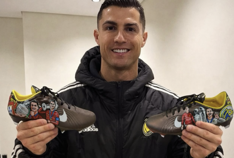 Momen Emosional Cristiano Ronaldo: Terima Hadiah Sepatu Khusus, Abadikan Karier dari Sporting hingga Al-Nassr