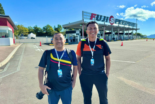 Dewo Pratomo dan Azrul Ananda foto di depan sirkuit Fuji Speedway.