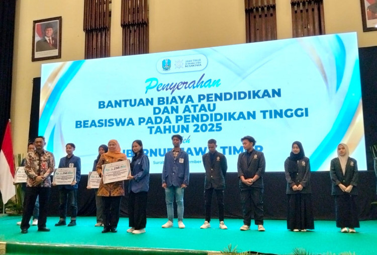 Pemprov Jatim Beri Ratusan Beasiswa Kepada Mahasiswa Keluarga Prasejahtera