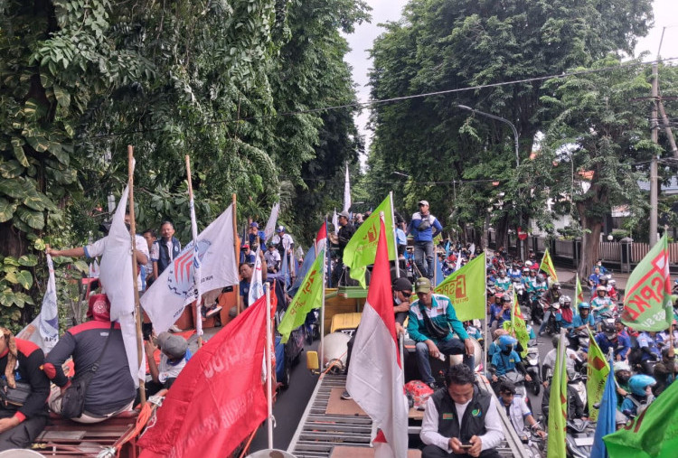 UMP Jatim 2026 Ditetapkan Rp2,44 Juta, Ribuan Buruh Turun ke Jalan