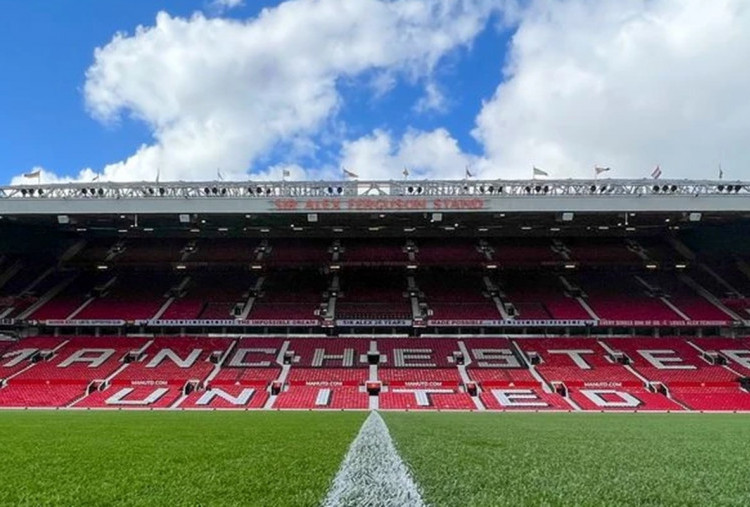 Potongan Rumput Old Trafford Dijual dalam Kubus Kaca, Segini Harganya