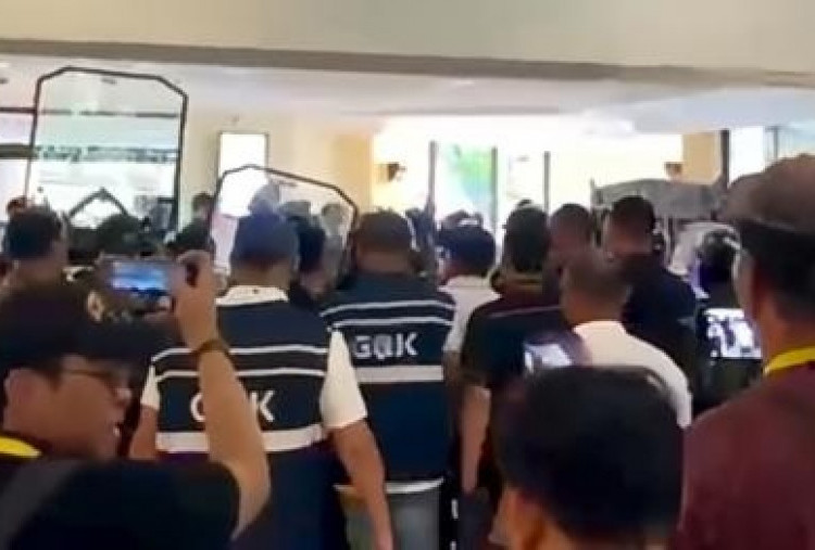 Eksekusi Hotel Sultan Ricuh, Puluhan Orang Ditangkap
