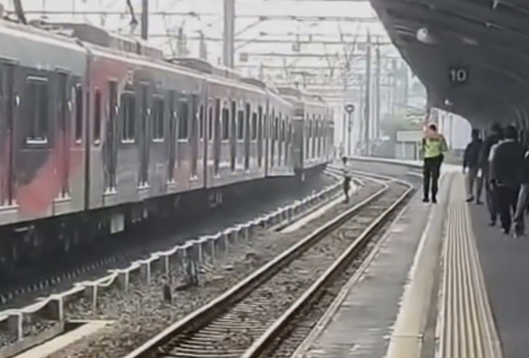 KRL Bogor-Jakarta Anjlok di Stasiun Jakarta Kota, Perjalanan Terganggu
