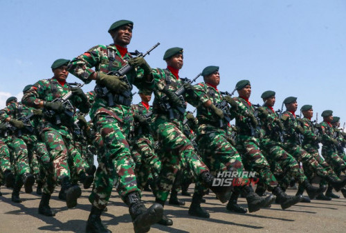 Kendaraan tempur TNI saat melakukan Defile di Upacara peringatan HUT TNI ke-78 di Dermaga Ujung Madura Koarmada II, Surabaya, Jawa Timur, Kamis 5 Oktober 2023_Moch Sahirol Layeli.jpg
Prajurit TNI saat melakukan Defile di Upacara peringatan HUT TNI ke-78 di Dermaga Ujung Madura Koarmada II, Surabaya, Jawa Timur, Kamis 5 Oktober 2023. Upacara peringatan hari jadi Tentara Nasional Indonesia (TNI) yang ke-78 dengan mengusung tema, 