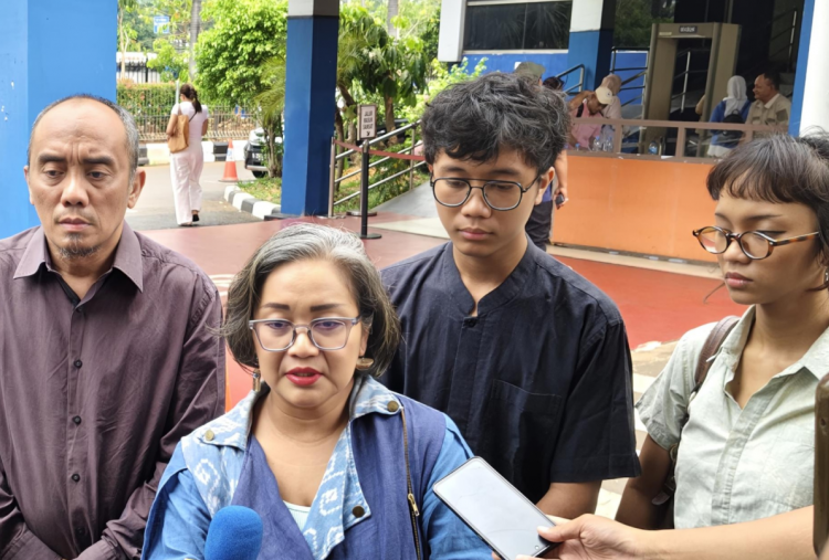 Amanda Andono Bawa Pakaian Rusak ke Polisi, Laporkan Dugaan Kekerasan Usai Protes Petasan Maulid