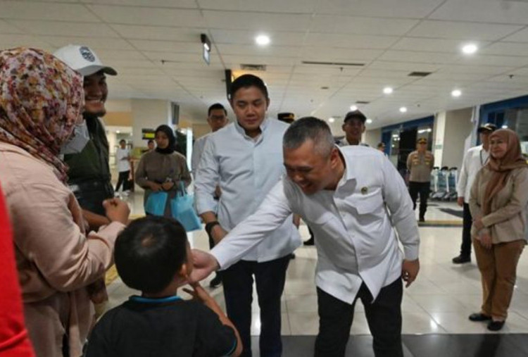 Kala Seskab Teddy dan Menhub Tinjau Arus Balik di Terminal Pulo Gebang Dini Hari