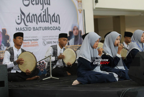 Kelompok Al Banjari Asyafa dari Driyorejo-Gresik tampak khuyuk melantunkan bait -bait pujian diiringi  banjari.  Kelompok tersebut turun dengan formasi pria sebagai pemukul banjari sedangkan wanita sebagai vokal. Kelompok As Syafa ini berpartisipasi di kategori  pelajar di   lomba Al Banjari pada Gebyar Ramadhon Masjid  Baiturrozaq CitraLand Surabaya  16 Maret 2024.