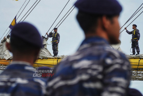 Taruna AAL Tingkat III Angkatan ke-70 berdiri di tiang layar KRI Bima Suci di Dermaga Ujung, Koarmada II. Surabaya, Jawa Timur, Minggu (2/4/2023). Pelayaran KRI Bima Suci yang mangangkut sebanyak 145 Taruna AAL Tingkat III Angkatan ke-70 dengan rute pelayaran yakni Surabaya, Batam, Srilanka, Oman, Arab Saudi, Mesir, Algeria, Perancis, Belanda, Inggris, Norwegia, Skotlandia, Jerman, Spanyol dan Tunisia tersebut ditempuh selama 214 hari. (foto: Julian Romadhon)