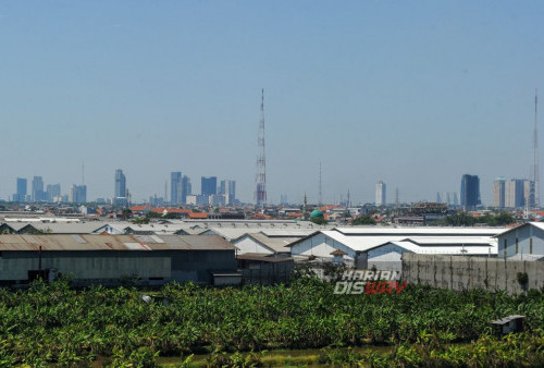 Bangunan menjulang dan pabrik terlihat dari bangunan tenggi di Surabaya Barat, Jawa Timur,  Kamis, 24 Agustus 2023. Kota Surabaya, kualitas udara Surabaya mulai buruk. Hal tersebut disebabkan meningkatnya jumlah partikel debu polusi udara dari bahan bakar minyak jenis solar dan bensin yang melepas banyak gas hydrokarbon dan CO2 ke udara, menyusul meningkatnya jumlah kendaraan bermotor sekitar 10% per tahun. Hal tersebut membuat Dinas Lingkungan Hidup (DLH) Kota Surabaya akan menambah dan menyebar alat pemantau Indeks Standar Pencemaran Udara (ISPU) demi memantau kualitas udara di Surabaya lebih rutin. (Julian Romadhon/Harian Disway)
