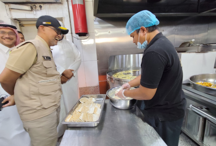 Menhaj Tinjau Dua Dapur Katering di Madinah, Dorong Bahan Pangan Indonesia