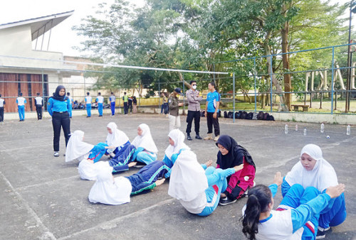 Anggota Polsek Banjar Latih Calon Paskibraka