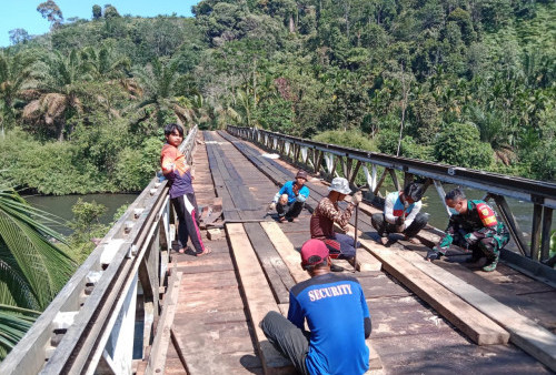 Di Bungo, TNI Bersama Warga Perbaiki Jembatan yang Rusak