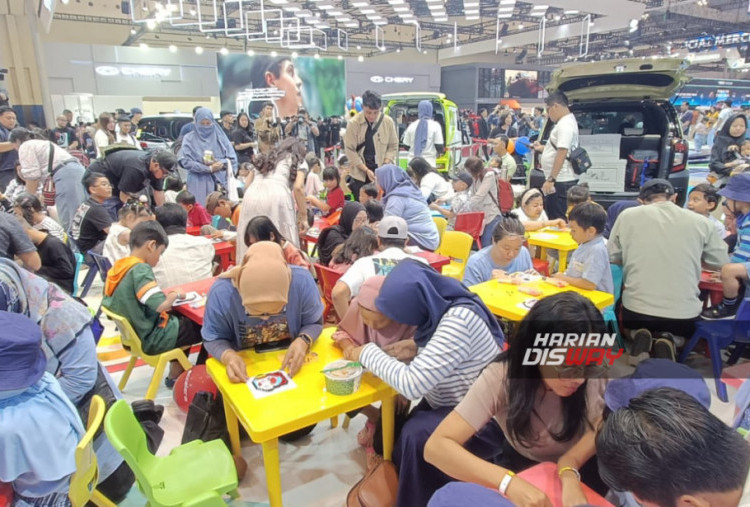Peserta juga diajak mengunjungi booth Yayasan Astra untuk mengenal produk-produk UMKM binaan yang telah berkontribusi dalam sektor manufaktur otomotif. Dalam sesi ini, anak-anak mengikuti kegiatan merakit papercraft berbentuk hewan yang dipandu oleh Ichinogami, seorang pengrajin sekaligus mitra binaan Yayasan Astra. Kegiatan ini bertujuan menumbuhkan kreativitas dan wawasan mengenai kontribusi UMKM bagi pertumbuhan ekonomi nasional.