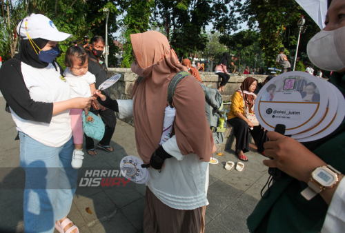 Sejumlah warga yang tergabung dalam Asosiasi Ibu Menyusui Indonesia (AIMI) Jawa Timur melakukan Aksi Payung Putih di 'Car Free Day' Taman Bungkul, Jalan Darmo, Surabaya, Jawa Timur, Minggu 7 Agustus 2022. Kegiatan yang dilakukan AIMI Jatim tersebut dalam rangka memperingati pekan menyusui sedunia atau 'World Breastfeeding Week' yang dirayakan setiap 1-7 Agustus. Aksi itu sebagai bentuk dukungan untuk ibu menyusui di seluruh dunia. 