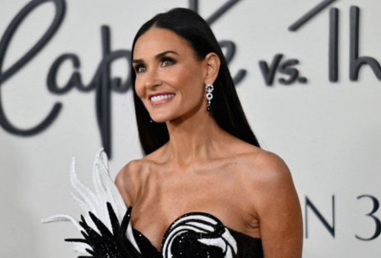 Screening Song Sung Blue Bikin Demi Moore Ingat Neil Diamond Day