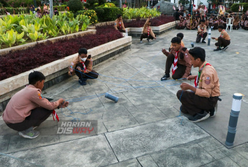 Siswa Pramuka regu putra dari SMPN 22 Surabaya sebagai perwakilan kontingen Kecamatan Gayungan saat bertanding menara di Tugu Pahlawan Surabaya, Jawa Timur, Sabtu, 12 Agustus 2023. Dalam memperingati hari Pramuka Nasional yang jatuh pada tanggal 14 Agustus 2023, Kwarcan mengajak sekitar 462 siswa se-Surabaya yang tergabung dalam organisasi Pramuka menjelajahi kota Surabaya. Adapun rutenya dari Tugu Pahlawan, Gedung Cak Durasim, Gedung Nasional Indonesia Jalan Bubutan, dan Finish kembali ke Tugu Pahlawan dengan total jarak tempuh 4 Km. (Moch Sahirol/Harian Disway)