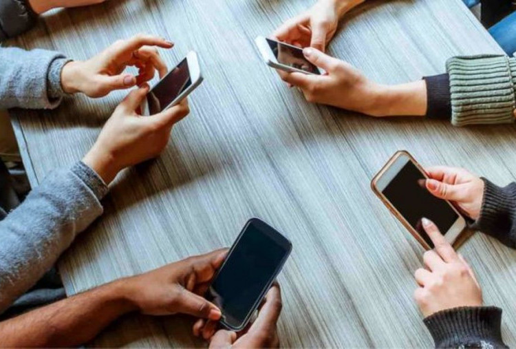 Era Age of Noise: Mengapa Opini Publik di Media Sosial Terbentuk Sangat Cepat?