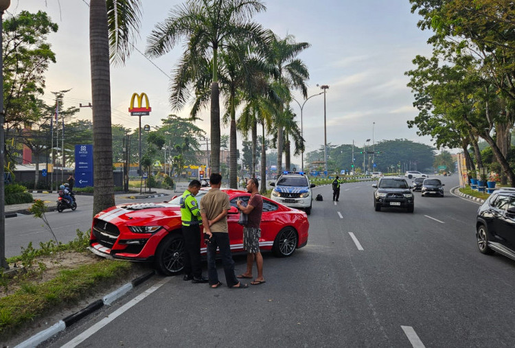 Kaget Beli Mobil Sport Berkecepatan Tinggi, Sopir Ford Mustang Tabrak Pohon di Pekanbaru