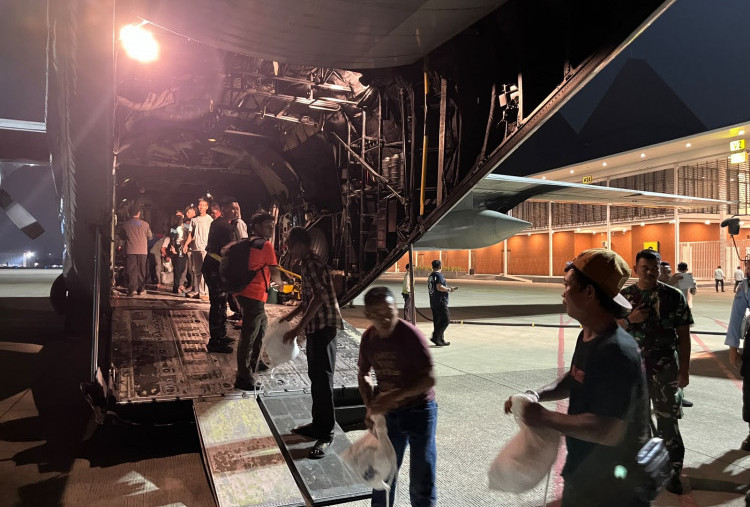 Tangani Korban Gempa NTT, Pemerintah Kirim 27 Ton Bantuan Logistik Pakai Pesawat Hercules