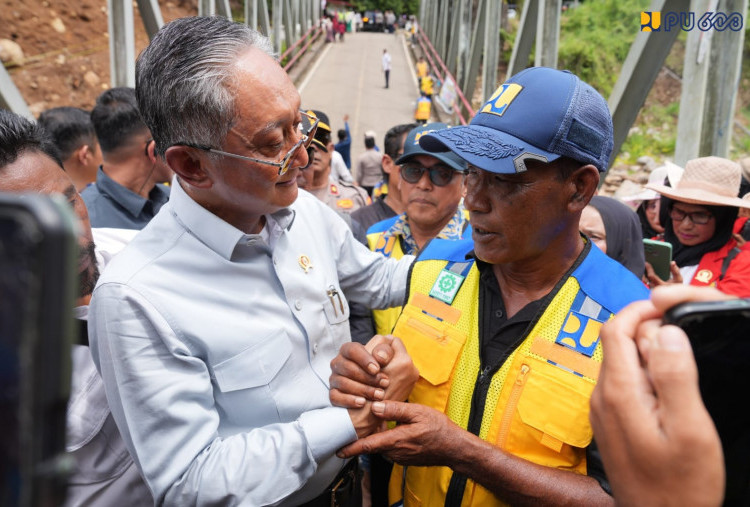 Menteri Dody Apresiasi Warga Penjaga Konektivitas di Jembatan Enang-Enang, Sematkan Rompi Kuning