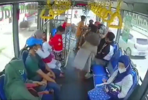 Viral Wanita Berhijab Dipukuli Pria Dewasa di dalam Bus, Ini Kata Polisi