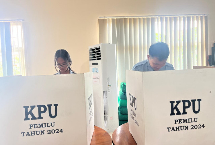 Unair Dorong Literasi Demokrasi Siswa SMAN 10 Malang Lewat Simulasi Pemilu