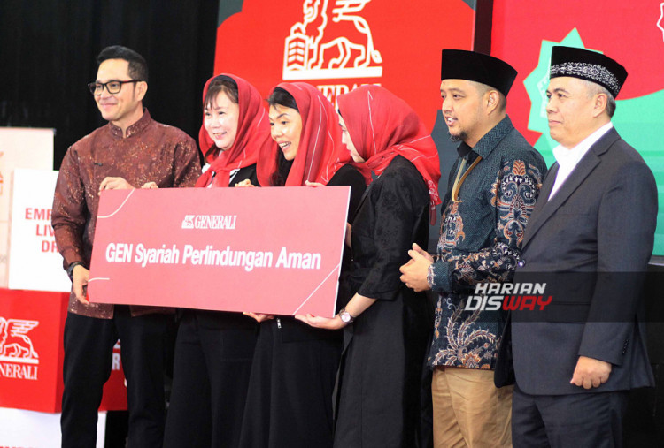 Direksi dan manajemen Generali Indonesia, Rebecca Tan selaku President Director and CEO (ketiga dari kiri), Jutany Japit selaku Director and Chief Agency Officer (kedua dari kiri) dan Suzwamela Zawawi selaku Operations Group Head (ketiga dari kanan) bersama Dr. H. Asep Supyadillah, M.Ag selaku Ketua Dewan Pengawas Syariah Generali Indonesia (paling kanan), H. Prima Hadi Putra, ST. M.Com selaku Direktur Lembaga Pengembangan dan Investasi Wakaf Dompet Dhuafa (kedua dari kanan) dan Akhmad Fadli sebagai Actor, TV Host dan Public Figure (paling kiri) saat peluncuran produk GEN Syariah Perlindungan Aman pada hari ini, Selasa 3 Maret 2026 di Jakarta.