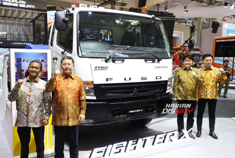 Kiri ke kanan:
Bapak Aji Jaya – Sales & Marketing Director PT Krama Yudha Tiga Berlian Motors,
Mr. Daisuke Okamoto – President Director PT Krama Yudha Tiga Berlian Motors,
Mr. Joe Wong – Head of DTA International Market Management, International Sales & Customer Service Truck Asia, Mitsubishi Fuso Truck & Bus Corporation,
Mr. Kei Kubota – Sales & Marketing Director PT Krama Yudha Tiga Berlian Motors.
