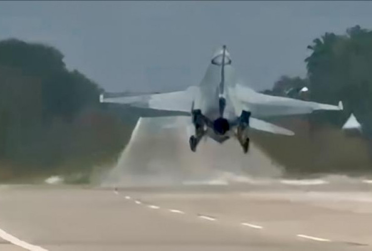 Wussh! F-16 dan Super Tucano Jajal Tol Terpeka Lampung untuk Take Off dan Landing!