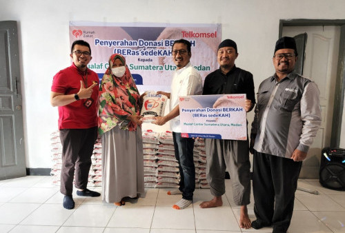 Telkomsel Serahkan Donasi Beras Sedekah untuk Dhuafa dan Lansia di Wilayah Operasional Sumatera