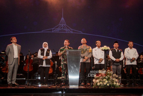 Gubernur Jatim Khofifah Indar Parawansa bersama forkopimda saat hadir di ibadah misa malam Natal di Gereja Bethany Nginden Surabaya Jawa Timur, Minggu 24 Desember 2023. Dalam Ibadah Malam Natal di gereja tersebut diikuti sebanyak 20 ribu jemaat berlangsung lancar dan khidmat. (Moch Sahirol/Harian Disway)

