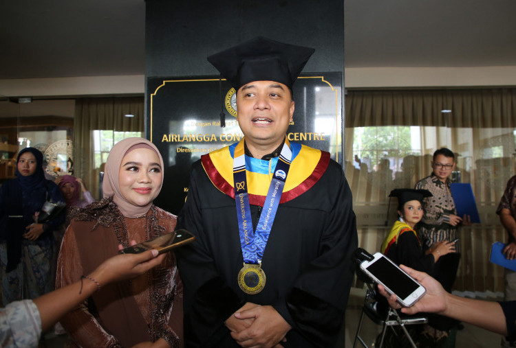 Cumlaude! Wali Kota Surabaya Eri Cahyadi Wisuda Doktor di Unair