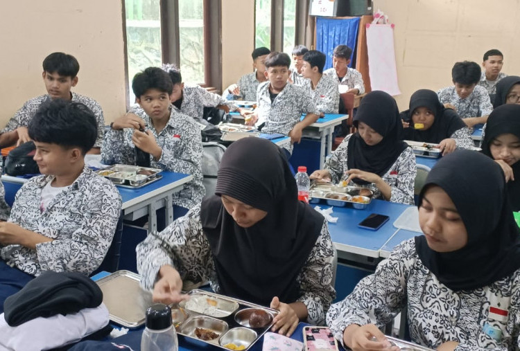 Intip Suasana Makan Bergizi Gratis di 5 Sekolah Kota Bekasi, Menu Ayam Hingga Sayur Labu 