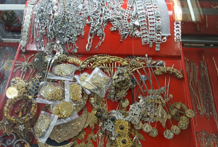 The Fed Tahan Suku Bunga, Harga Emas Terancam Turun