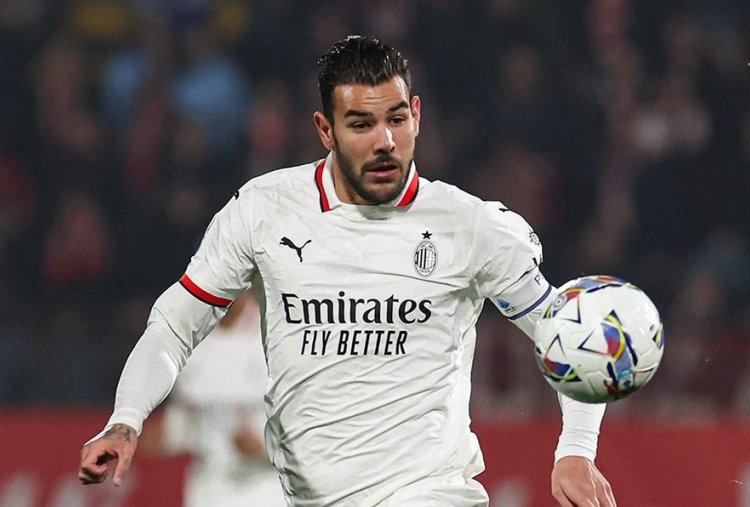 AC Milan Turunkan Harga Theo Hernandez, MU dan Real Madrid Mau Tawar!