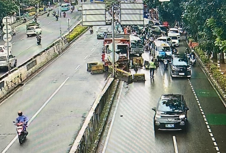 Truk Tabrak Separator di Casablanca, Lalin Sempat Macet