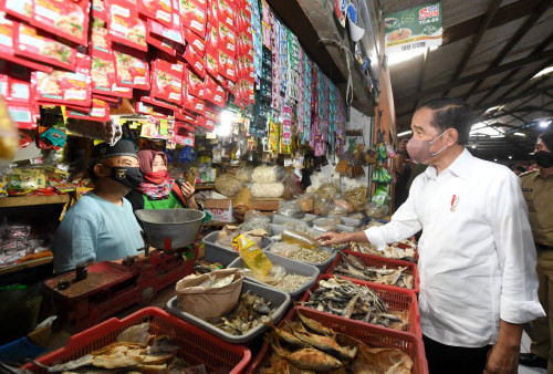 Blusukan dan Bagikan Bansos di Pasar Bogor, Jokowi: Jangan Untuk Beli HP Ya