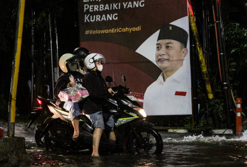 Hujan Deras Timbulkan Banjir di Surabaya, Jalan A Yani Terendam