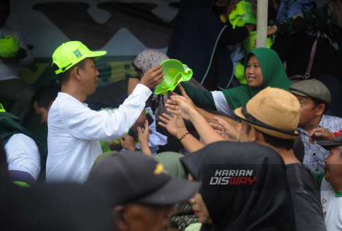 Relawan membagikan topi saat kampanye hari pertama sebagai kontestan Pilpres 2024 dengan bermain bola bersama senior persebaya di Lapangan Wedoro, Sidoarjo, Jawa Timur, Selasa, 28 November 2023. Dalam Kampanye pertamanya Cak Imin menjanjikan para tokoh-tokoh bola yang sudah pensiun tetap tercover asuransi. Pernyataan tersebut disampaikan langsung oleh Cak Imin usai mengikuti kegiatan main bola bareng legenda Persebaya. Menurut Cak Imin, Pemerintah dan negara punya kewajiban untuk memberikan pelayanan, perlindungan, bantuan kepada para mantan atlet bola. (Julian Romadhon/Harian Disway)