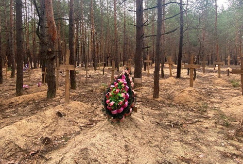 Mengerikan! Ukraina Temukan Ratusan Kuburan Dalam Hutan Izium Setelah Ditingalkan Pasukan Rusia