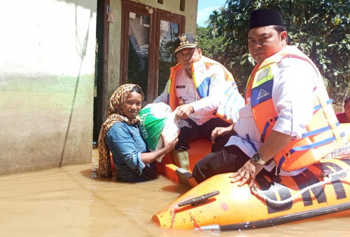 Terendam Banjir, Bupati Aceh Jaya Mulai Salurkan Bantuan