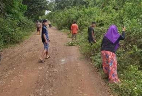Rasa Kebersamaan, Pemdes Sukaraja Lakukan Kegiatan Bersih-bersih Desa 