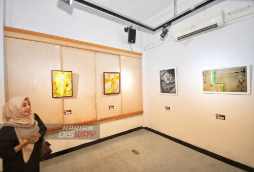 Didi Dyan salah satu pelukis menunjukan empat karyanya yang dipajang di Gallery Prabangkara, Taman Budaya Jawa Timur, Surabaya, Kamis (23/2/2023). Pameran yang menampilkan lukisan dari 12 pelukis yaitu Yunus Jubair, Gustaf, A. Lutfi, Didi Dyan, Dewiku, Tri Irianto, Roman Ol, Ferry Rudiansyah, Ahmad Suki, Ucup STKW, Ali Taufan, dan Ridwan SS tersebut digelar mulai tanggal 23 Februari hingga 1 Maret 2023 dengan mengusung tema Meniti Cinta. (foto: Julian Romadhon) 