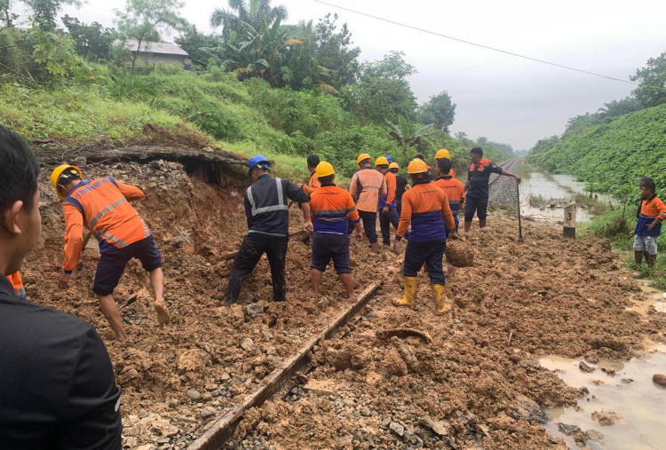 Kemenhub Masih Berusaha Pulihkan Jalur Kereta Api di Sumatera 