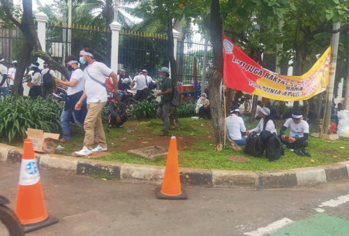 Masyarakat Demo di Depan Gedung DPR Tolak RKUHP