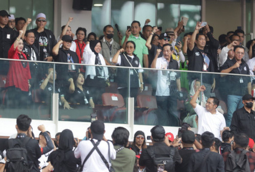 Ketua Umum PDI Perjuangan, Megawati Soekarnoputri berpidato di kampanye akbar Ganjar-Mahfud bertajuk Konser Salam Metal 03 Menang Total yang digelar di Stadion Gelora Bung Karno (GBK), Senayan, Jakarta Pusat, Sabtu (3/2/2024).(Raka Denny/Harian Disway)