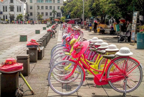 Penyewa Sepeda Onthel Senang dengan Revitalisasi Kota Tua Jakarta, Segini Biaya Sewanya