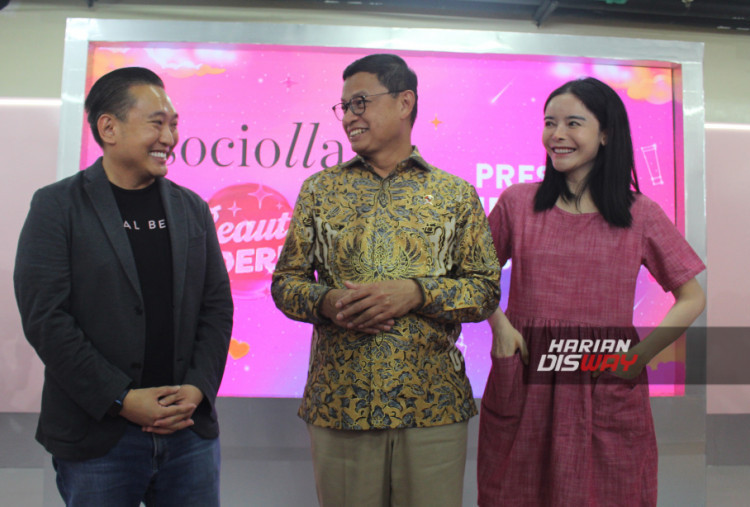 (Ki-ka) Co-Founder & CEO Social Bella, Christopher Madiam bersama Kepala Badan Pengawas Obat dan Makanan (BPOM), Taruna Ikrar dan Aesthetic doctor, Abelina,  saat Konferensi Pers Sociolla Beauty Wonderland 2024 di Jakarta (08/11). 
